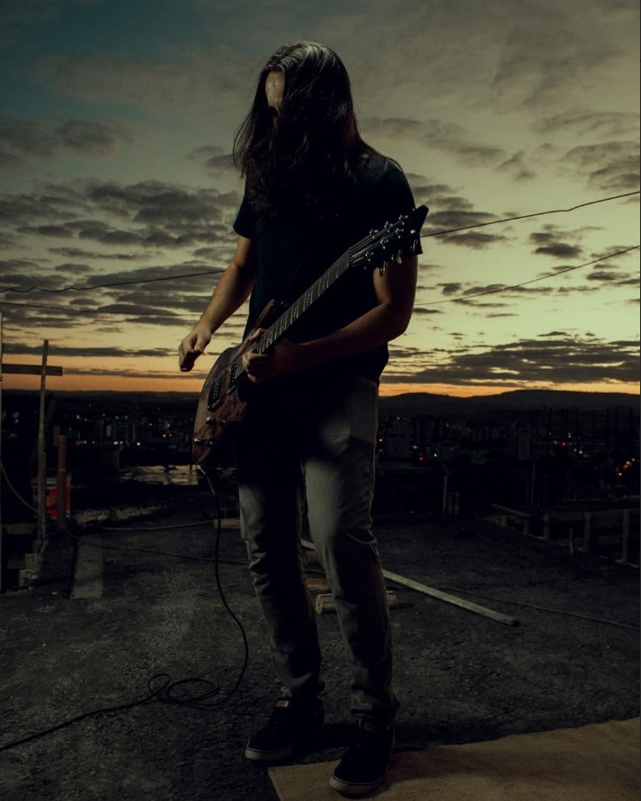 Johnny Pains tocando guitarra